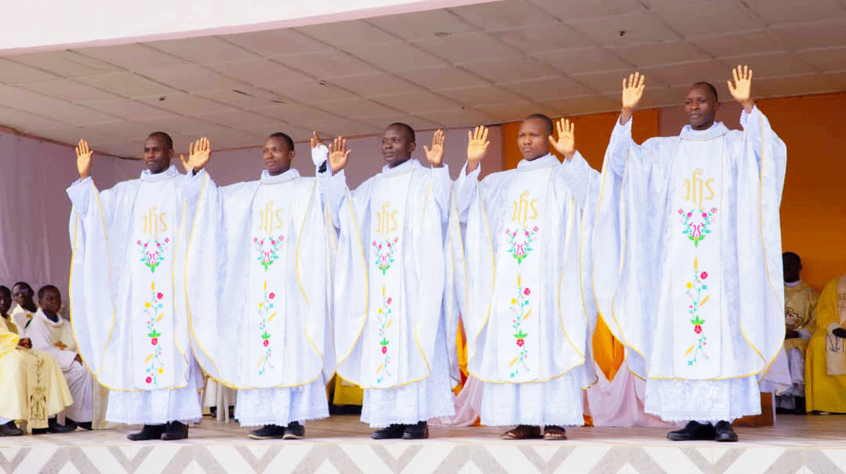 Ordination de cinq prêtres