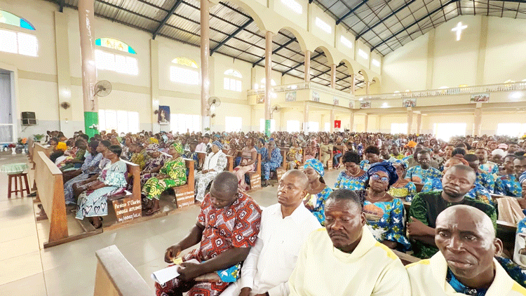 ► Le Père Éloi Fadonougbo installé curé à Agla-Akplomey